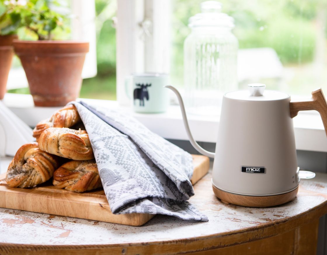 Cinnamon buns and a Moz coffee pot.