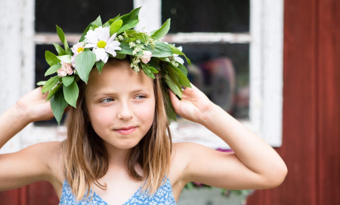 https://mozsweden.com/wp-content/uploads/2022/10/girl-with-wreath-on-head.jpg