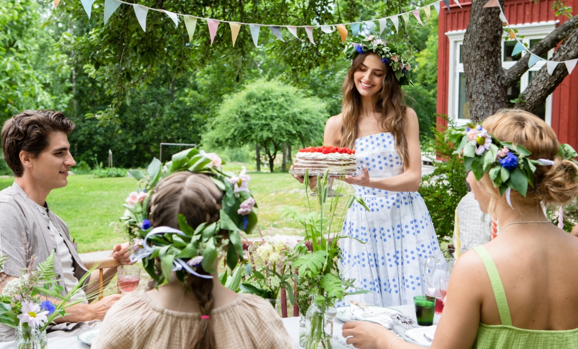 https://mozsweden.com/wp-content/uploads/2022/10/woman-serving-strawberry-cake.jpg