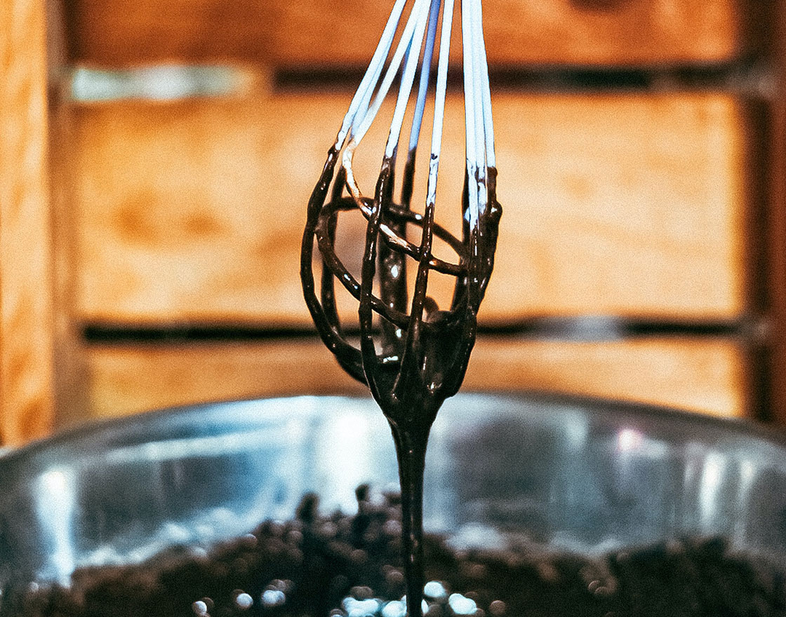 Whipping ingredients mud cake