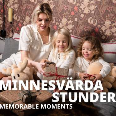 Minnesvärda stunder, mother and daughters opening christmas presents