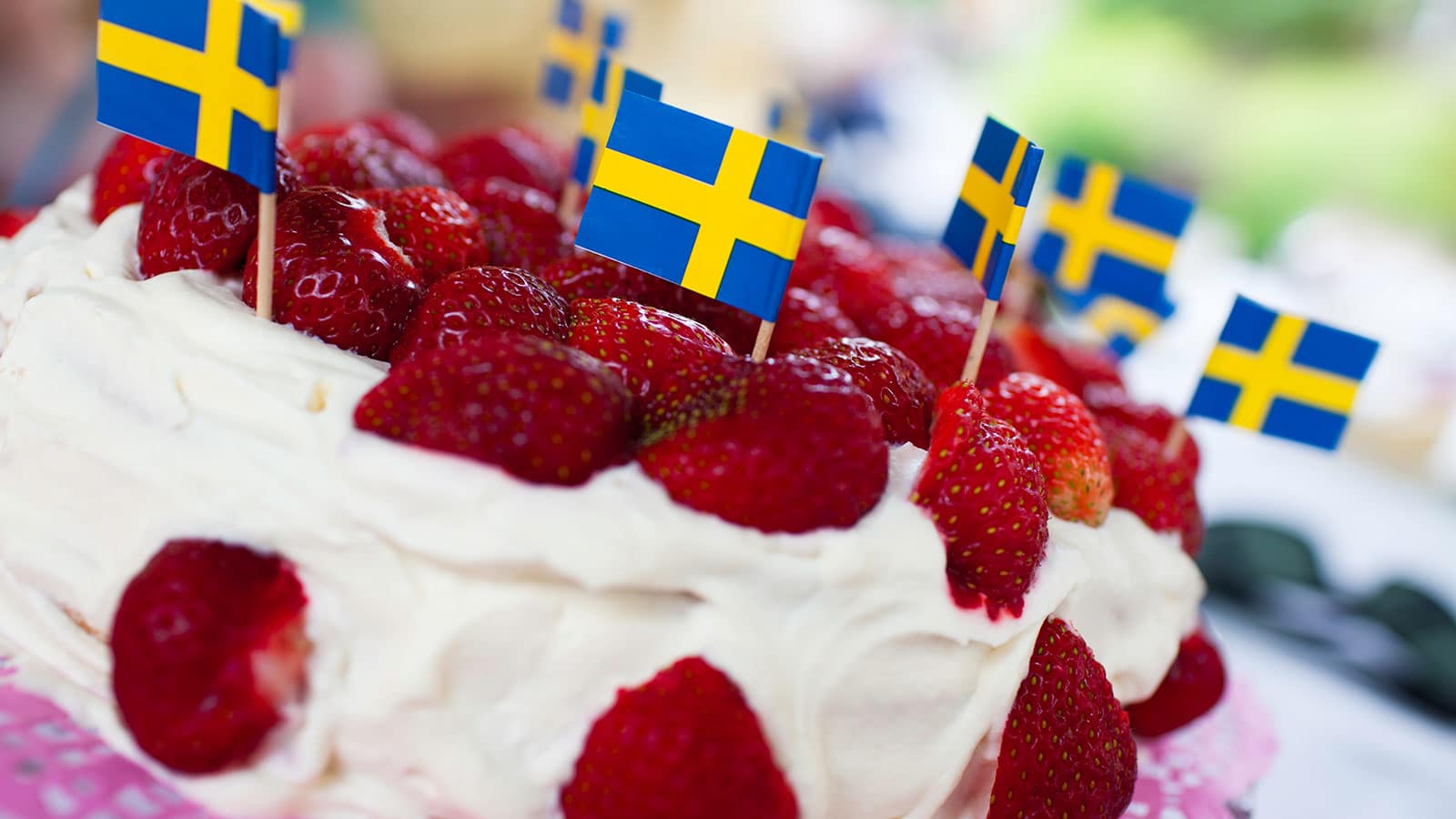 https://mozsweden.com/wp-content/uploads/2024/05/strawberry-cake-national-day-sweden.jpg