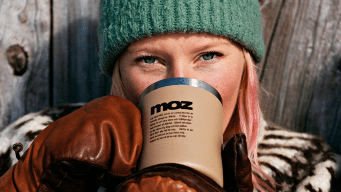 woman drinking coffee of moz sweden mug